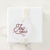 Étiquettes Cadeau Moderne Retro Joie Noël Script Typographie | Red (En situation)