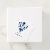 Étiquettes Cadeau Monogramme Crest Mariage Delft bleu et blanc (En situation)