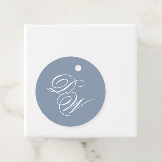 Étiquettes Cadeau Monogramme Dusty Blue Mariage Élégant Script Simpl (En situation)