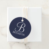 Étiquettes Cadeau Monogramme et nom de script personnalisé bleu mari (En situation)