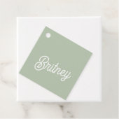Étiquettes Cadeau Monogramme et nom personnalisés de Sage Vert moder (En situation)