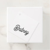 Étiquettes Cadeau Monogramme et nom personnalisés en noir moderne (En situation)