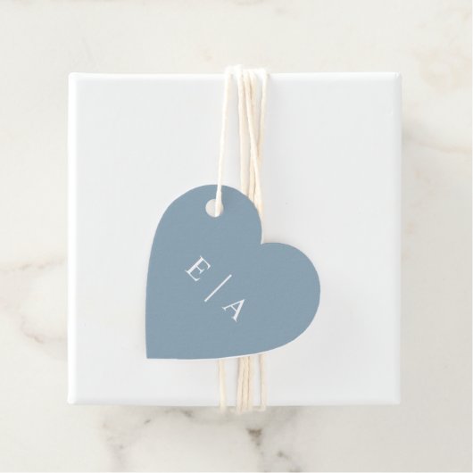 Étiquettes Cadeau Monogramme initial simple bleu clair Cœur (En situation)