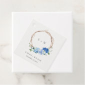 Étiquettes Cadeau Monogramme Mariage en bois floral bleu vif (En situation)