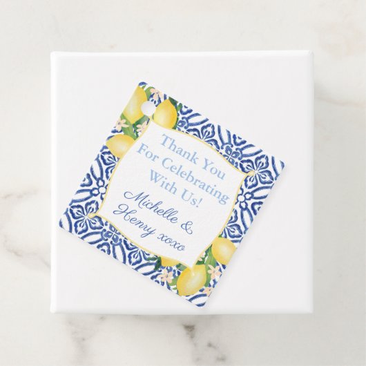 Étiquettes Cadeau Monogramme Mariage en carrelage bleu citron italie (En situation)