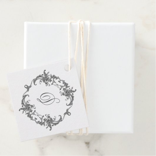 Étiquettes Cadeau Monogramme simple et élégant initial dans cadre ba (En situation)