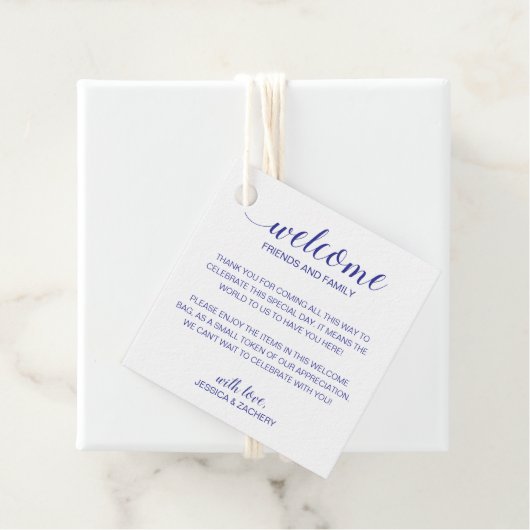 Étiquettes Cadeau Navy Blue Script Wedding Welcome Gift Bag Basket (En situation)