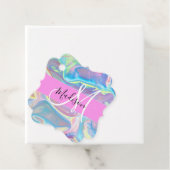 Étiquettes Cadeau Nom du monogramme d'iridescendance rose-fille (En situation)