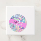Étiquettes Cadeau Nom du monogramme d'iridescendance rose-fille (En situation)