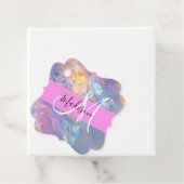 Étiquettes Cadeau Nom du monogramme d'iridescendance rose-fille (En situation)