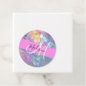Étiquettes Cadeau Nom du monogramme d'iridescendance rose-fille (En situation)