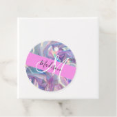 Étiquettes Cadeau Nom du monogramme d'iridescendance rose-fille (En situation)