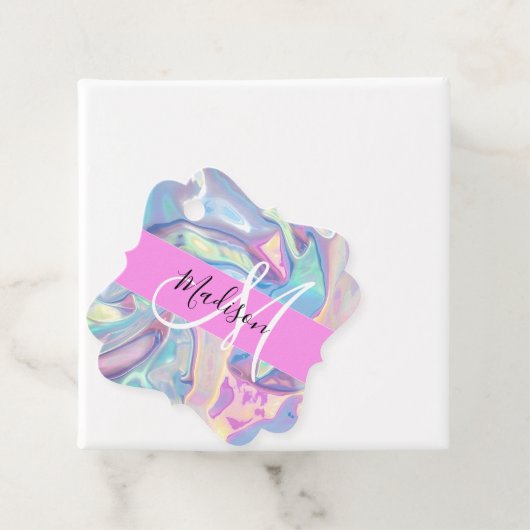 Étiquettes Cadeau Nom du monogramme d'iridescendance rose-fille (En situation)