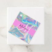 Étiquettes Cadeau Nom du monogramme d'iridescendance rose-fille (En situation)