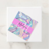 Étiquettes Cadeau Nom du monogramme d'iridescendance rose-fille (En situation)