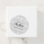 Étiquettes Cadeau Nom monogramme en écriture cursive avec paillettes (En situation)