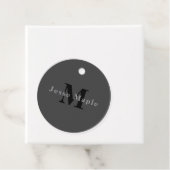 Étiquettes Cadeau Nom & Monogramme | Gris foncé (En situation)