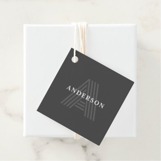 Étiquettes Cadeau Nom monogrammé rétro moderne gris foncé (En situation)