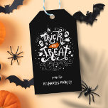 Étiquettes-cadeau Nom personnalisé Trick ou traitement Halloween<br><div class="desc">Personnalisez avec votre nom pour créer un design ludique et ludique pour votre fête d'Halloween.</div>