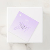Étiquettes Cadeau Nom professionnel et Modèle Slogan | Violet clair (En situation)