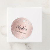 Étiquettes Cadeau Noms en écriture cursive avec paillettes d'argent (En situation)