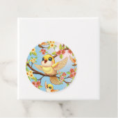 Étiquettes Cadeau Oiseaux mignons et heureux parmi les fleurs du pri (En situation)