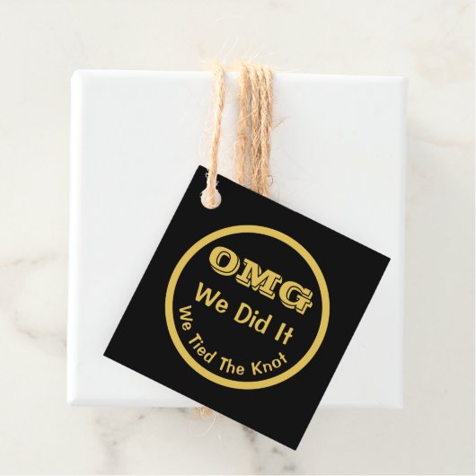 Étiquettes Cadeau OMG Nous Avons Mis Le Noeud (En situation)