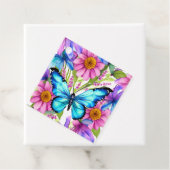 Étiquettes Cadeau Papillon bleu dans un champ de fleurs (En situation)