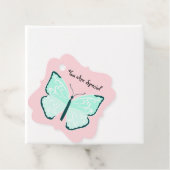 Étiquettes Cadeau Papillons Bleus Pastel sur Pretty Light Rose (En situation)