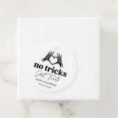 Étiquettes Cadeau Pas De Trucs Juste Traiter Skeleton Mains Hallowee (En situation)