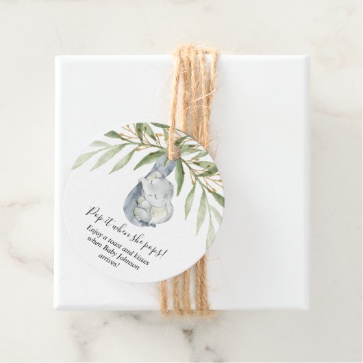 Étiquettes Cadeau Passez-le quand elle met la faveur du baby shower (En situation)