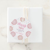 Étiquettes Cadeau Pastel Rose Donut Anniversaire Merci (En situation)