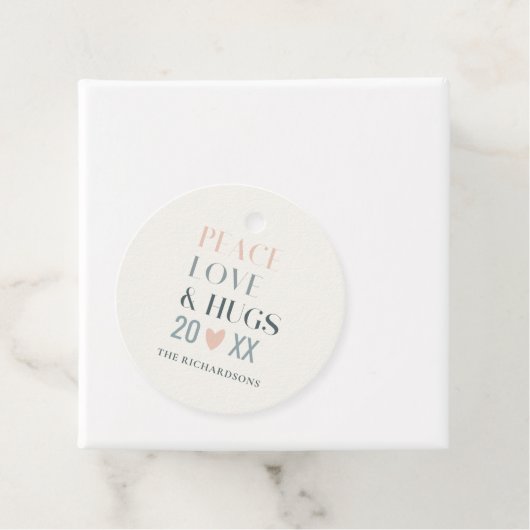 Étiquettes Cadeau Pastel Scandi Blush Grey Peace Love & Hugs 2023 (En situation)
