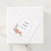 Étiquettes Cadeau Pêche Floral tendance Arc verdure Mariage moderne (En situation)