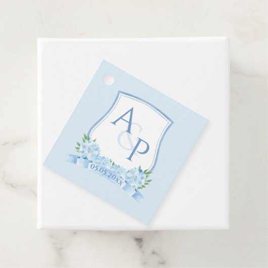 Étiquettes Cadeau Peint à la main Hydrangea Monogram Crest Mariage (En situation)