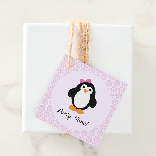 Étiquettes Cadeau Penguin, fille du temps de la fête (En situation)