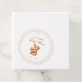 Étiquettes Cadeau Petite Fête de Naissance Ourson Marron Gingham (En situation)