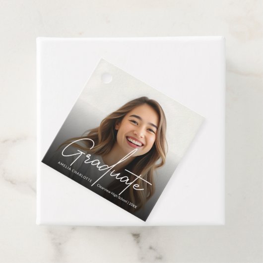 Étiquettes Cadeau Photo chic blanc Script Graduate (En situation)