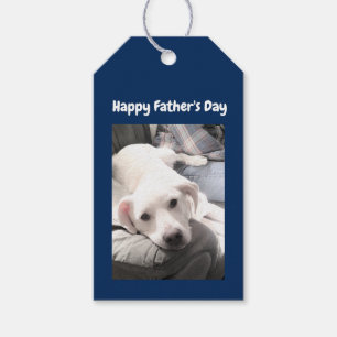 Étiquettes-cadeau Photo de mignon chien blanc accroché avec papa ble