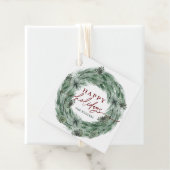Étiquettes Cadeau Pine Tree Wreath Happy Holidays Green & Red (En situation)