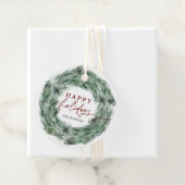 Étiquettes Cadeau Pine Tree Wreath Happy Holidays with QR Code (En situation)