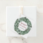 Étiquettes Cadeau Pine Tree Wreath Joyeux Noël Vert & Rouge (En situation)