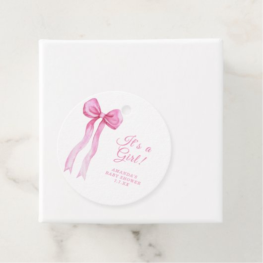 Étiquettes Cadeau Pink Bow C'est un Baby shower fille (En situation)