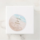 Étiquettes Cadeau Plage de mariage coeurs sable monogrammé (En situation)