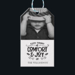 Étiquettes-cadeau Poignée moderne | Sticker photo noir blanc G<br><div class="desc">Poignée moderne | Black White Photo Gift Tag - Christmas cadeau tag comprend votre belle photo avec la typographie manuscrite qui lit Good Tidings of " Confort & Joy." Notre modèle de haute qualité vous permet de personnaliser facilement votre étiquette cadeau. Si vous avez besoin d'aide, n'hésitez pas à me...</div>