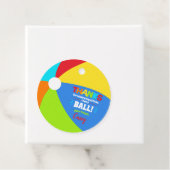 Étiquettes Cadeau Pool Party Beach Ball coloré (En situation)