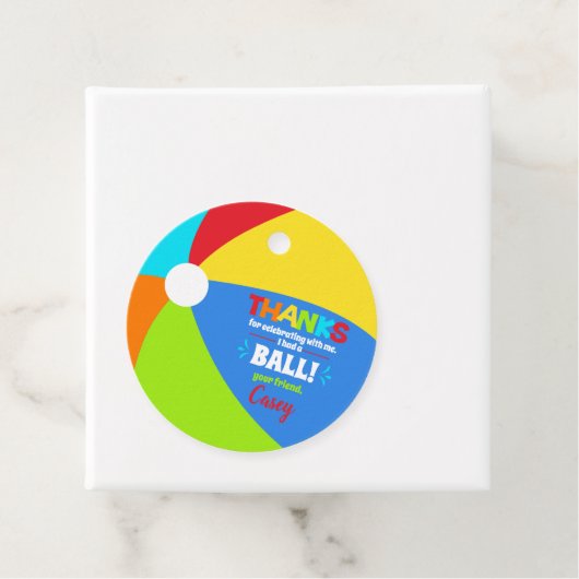Étiquettes Cadeau Pool Party Beach Ball coloré (En situation)