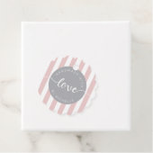 Étiquettes Cadeau rayures modernes faites à la main avec monogramme  (En situation)