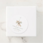 Étiquettes Cadeau Remerciements de Fiançailles Fleurs Beige & Sarras (En situation)