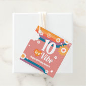 Étiquettes Cadeau Retro Vibe 10e anniversaire (En situation)